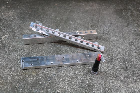 12 buchi di muffa sul balsamo per labbra doppio colore inclinato con logo personalizzato
