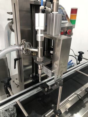 Servo automatico a testa singola pompa di 6000 bottiglie all'ora