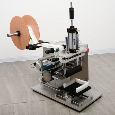 Macchina di etichettatura cosmetica semiautomatica per bottiglie piatte 750*500*550MM