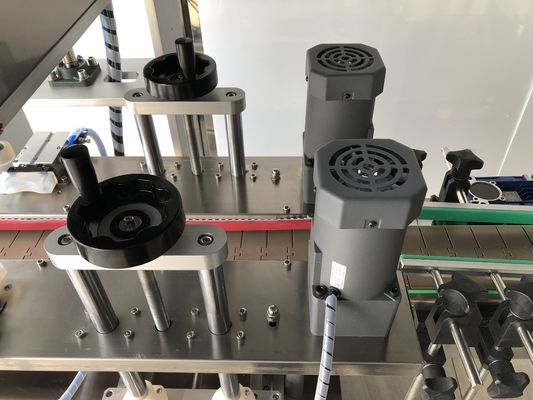 Molti tipi di bottiglie Servo Capping Machine Automatic Bottle Capper 20-50 Pcs / Min