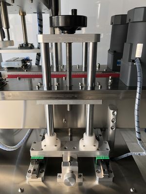Molti tipi di bottiglie Servo Capping Machine Automatic Bottle Capper 20-50 Pcs / Min